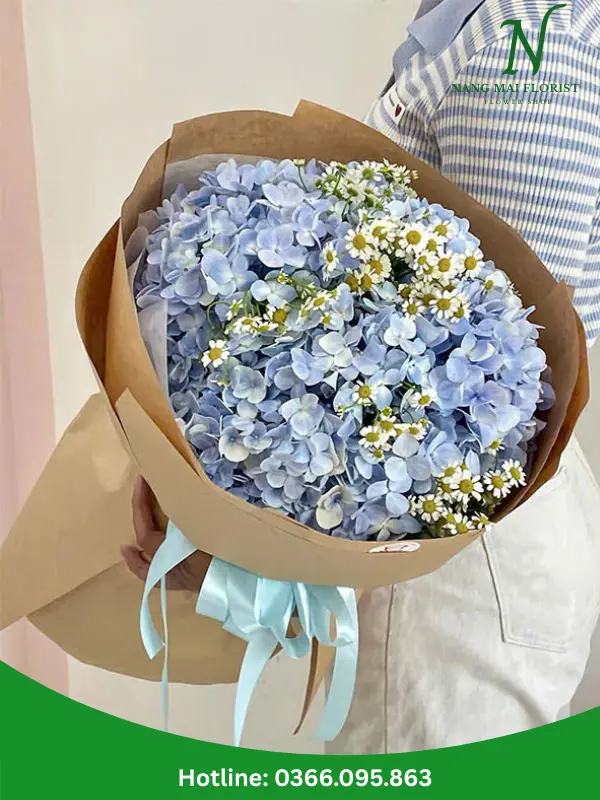 Bó hoa cẩm tú cầu xanh gói giấy báo vintage tại Thuận An, Bình Dương 2025